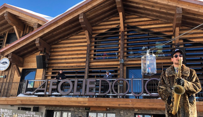 Saxophonist playing outside Folie Douce