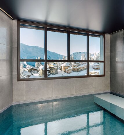 Indoor pool with mountain views in VIP SKI Chalet Kakisa
