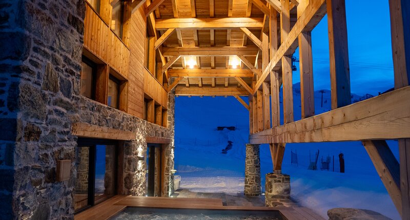 chalet 12Forty outdoor hot tub
