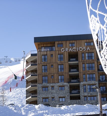 Exterior of VIP SKI Graciosa building next to piste