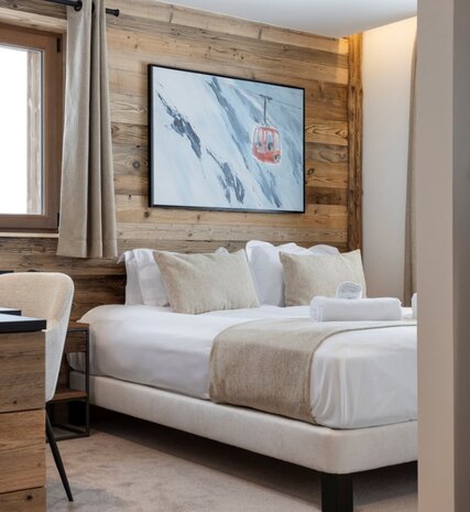Double bedroom in luxury ski chalet within the Graciosa