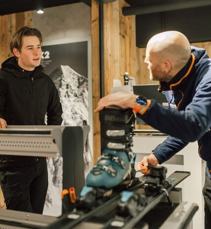 Oxygene fitting skis and boots in the Graciosa